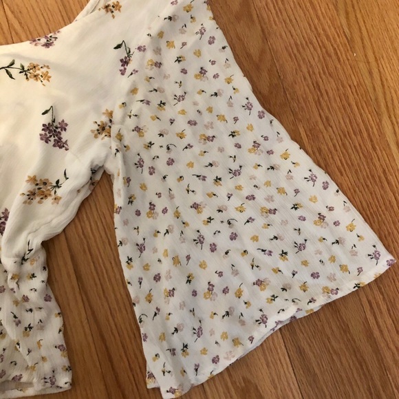 Hollister White Floral Blouse (Size XS) - Picture 2 of 4
